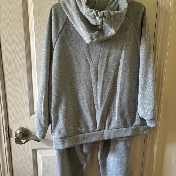 Women’s grey hooded top & sweat pants. - Picture 2 of 2